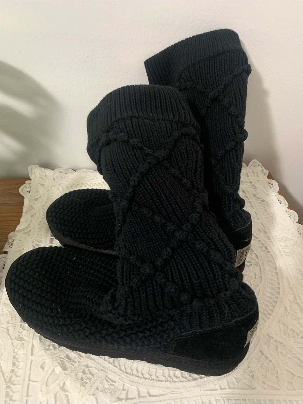 UGG 5879 Classic Argyle Knit Black
Boot Size 7 - Picture 4 of 12